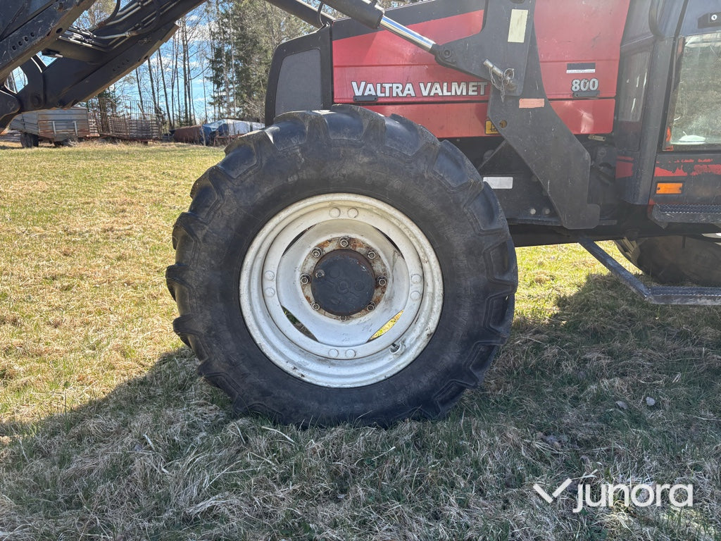 Traktor - Valmet, 800, Med frontlastare