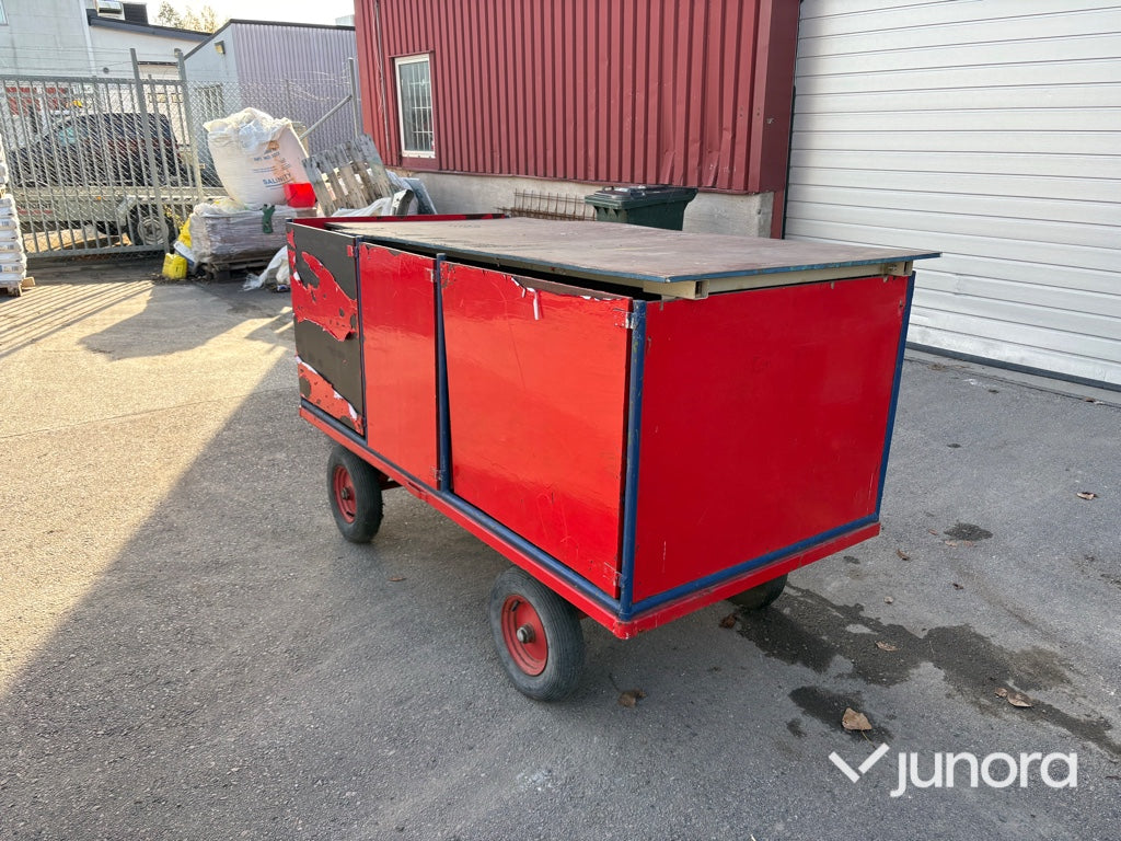 Transportvagn / Verktygsvagn med låsbara dörrar