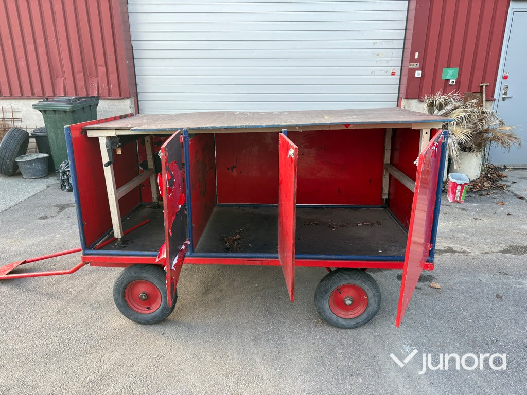 Transportvagn / Verktygsvagn med låsbara dörrar