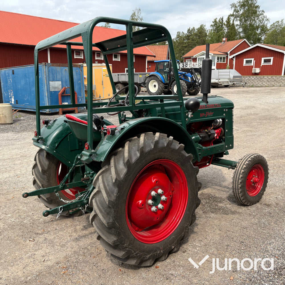 Bolinder-Munktell BM Victor traktor med kärra och tvåskärig plog