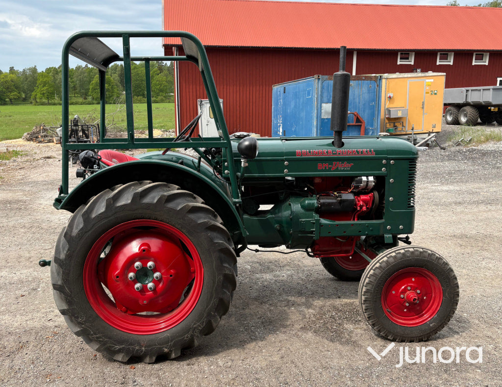 Bolinder-Munktell BM Victor traktor med kärra och tvåskärig plog