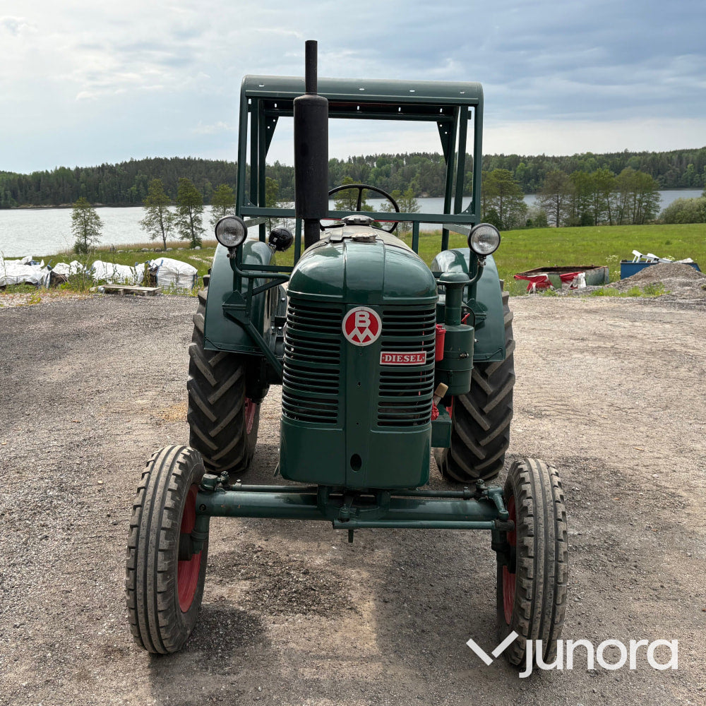 Bolinder-Munktell BM Victor traktor med kärra och tvåskärig plog