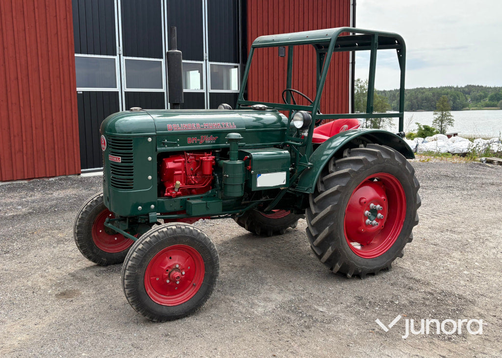 Bolinder-Munktell BM Victor traktor med kärra och tvåskärig plog