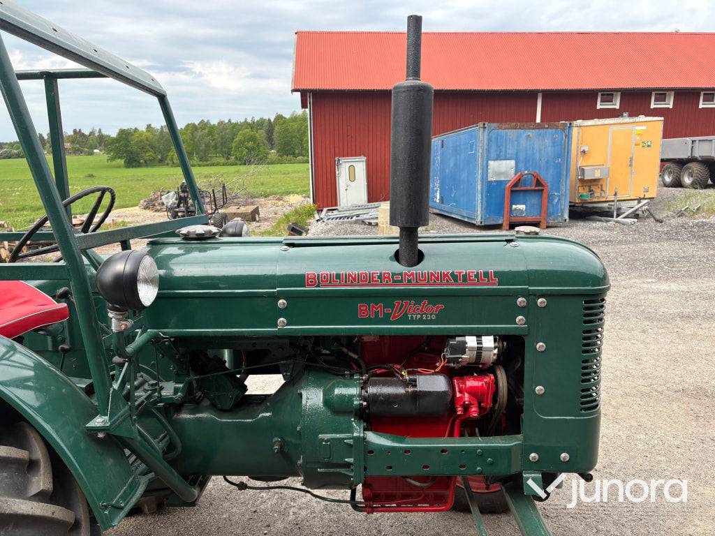 Bolinder-Munktell BM Victor traktor med kärra och tvåskärig plog