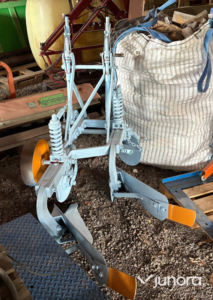 Bolinder-Munktell BM Victor traktor med kärra och tvåskärig plog