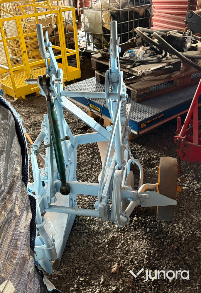 Bolinder-Munktell BM Victor traktor med kärra och tvåskärig plog