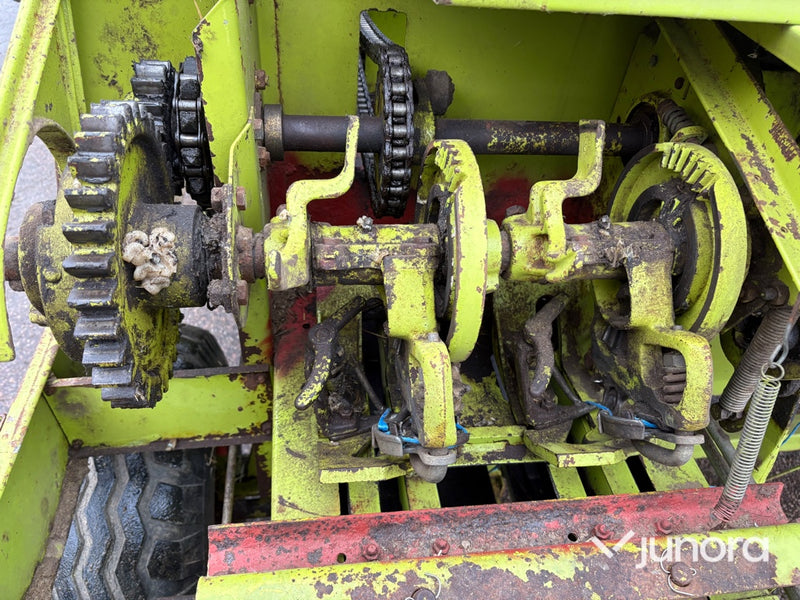 Balpress med kastare - Claas Markant 40