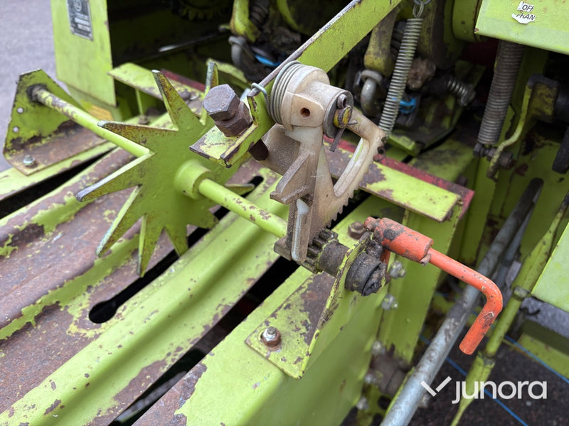 Balpress med kastare - Claas Markant 40