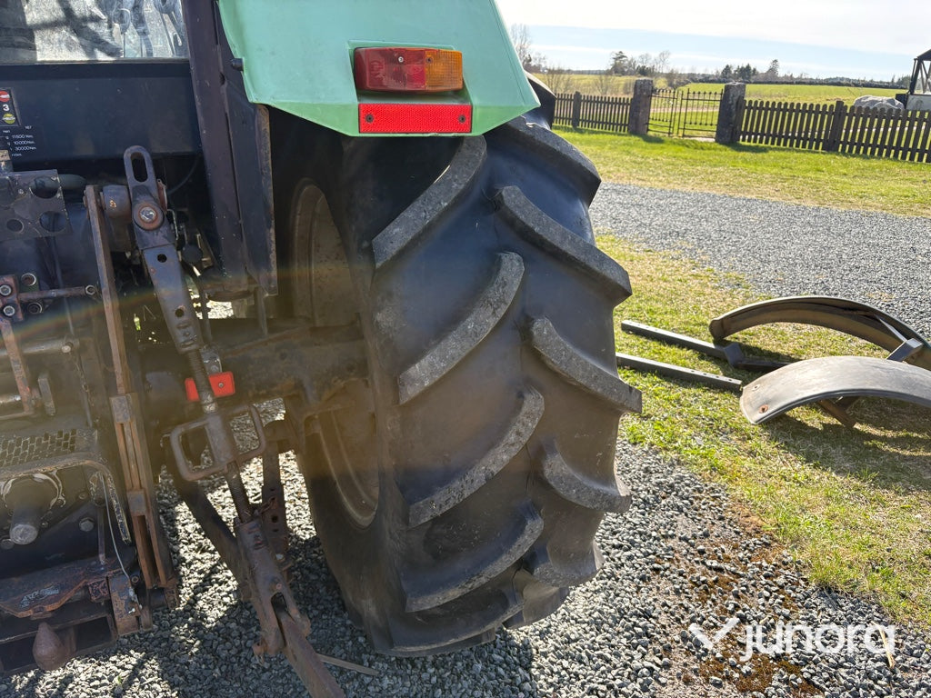 Traktor med frontlastare - Deutz, DX 3.70 A