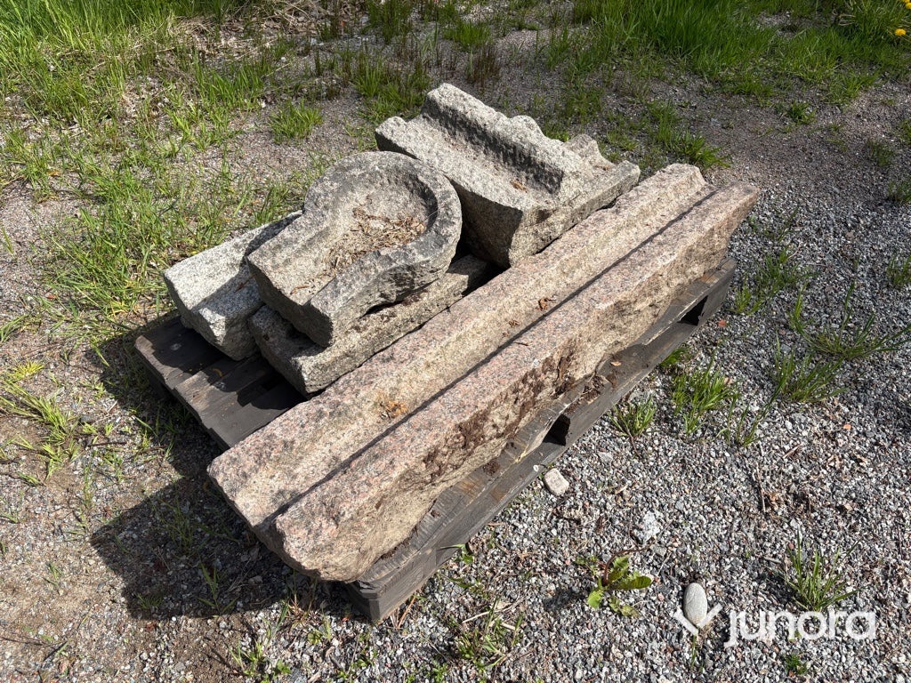 Granitsten / ränndaler i huggen granit