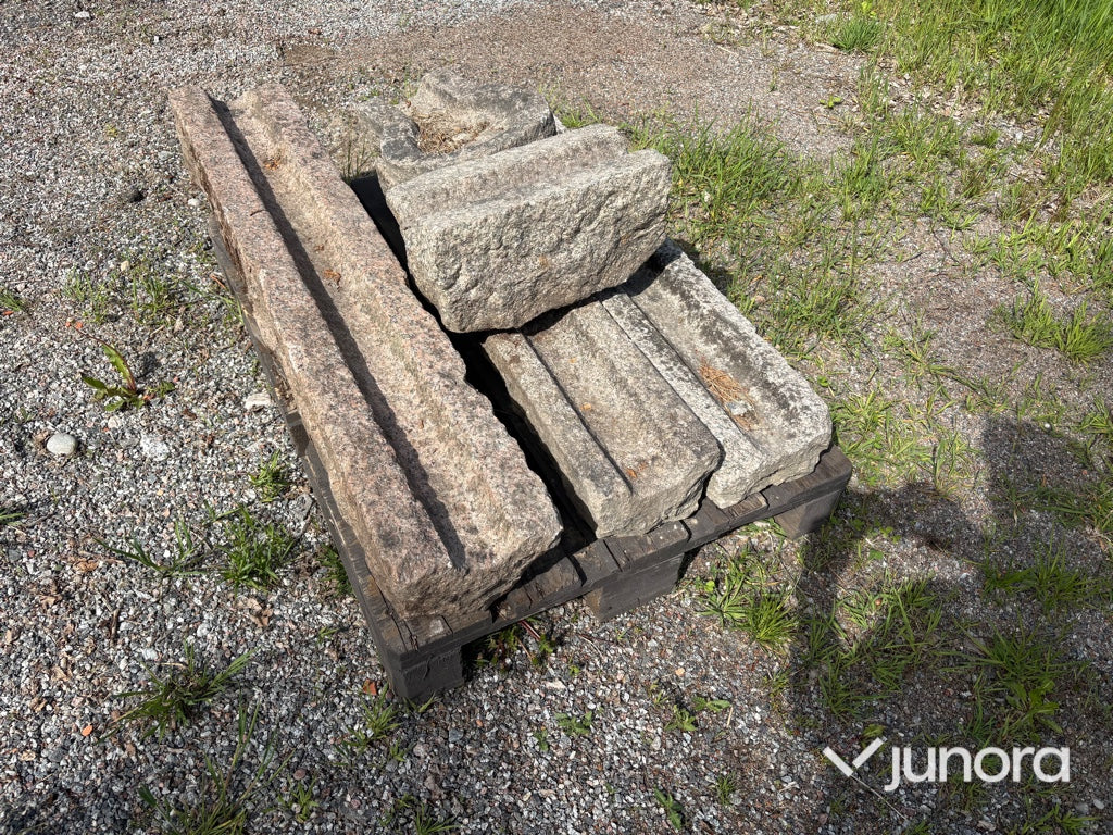 Granitsten / ränndaler i huggen granit