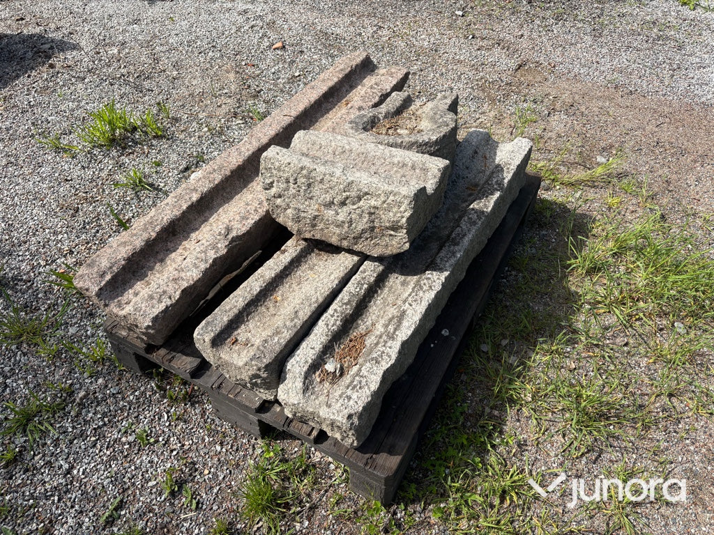 Granitsten / ränndaler i huggen granit