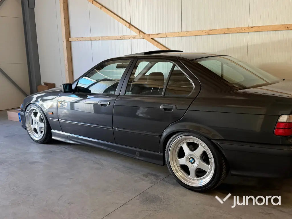 Personbil - BMW 320i med taklucka
