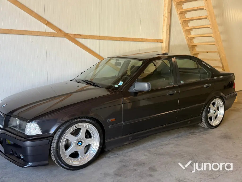 Personbil - BMW 320i med taklucka