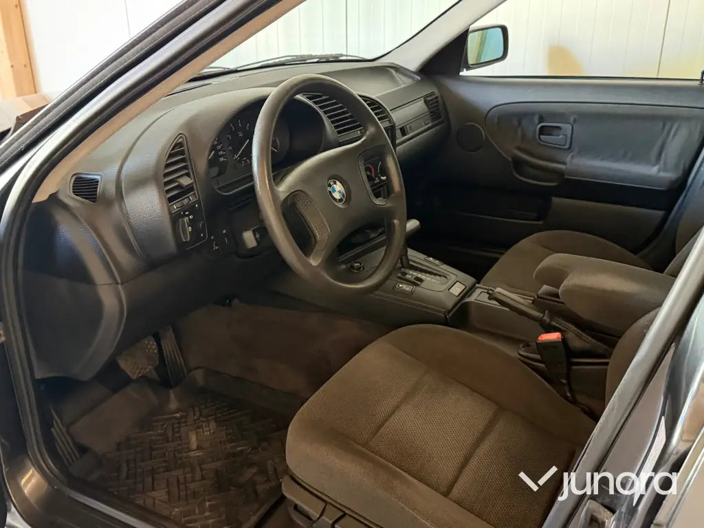 Personbil - BMW 320i med taklucka