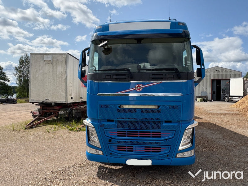 Volvo lastbil med släp