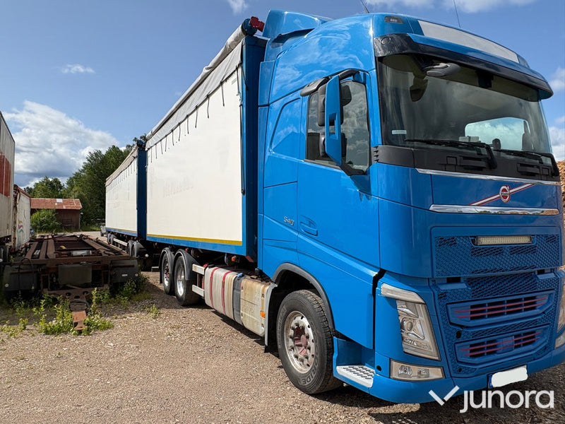 Volvo lastbil med släp