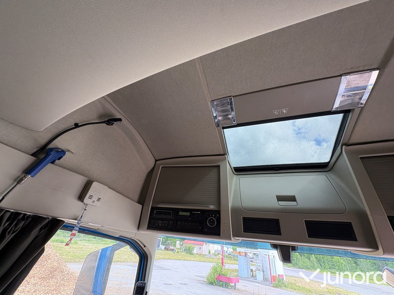 Volvo lastbil med släp