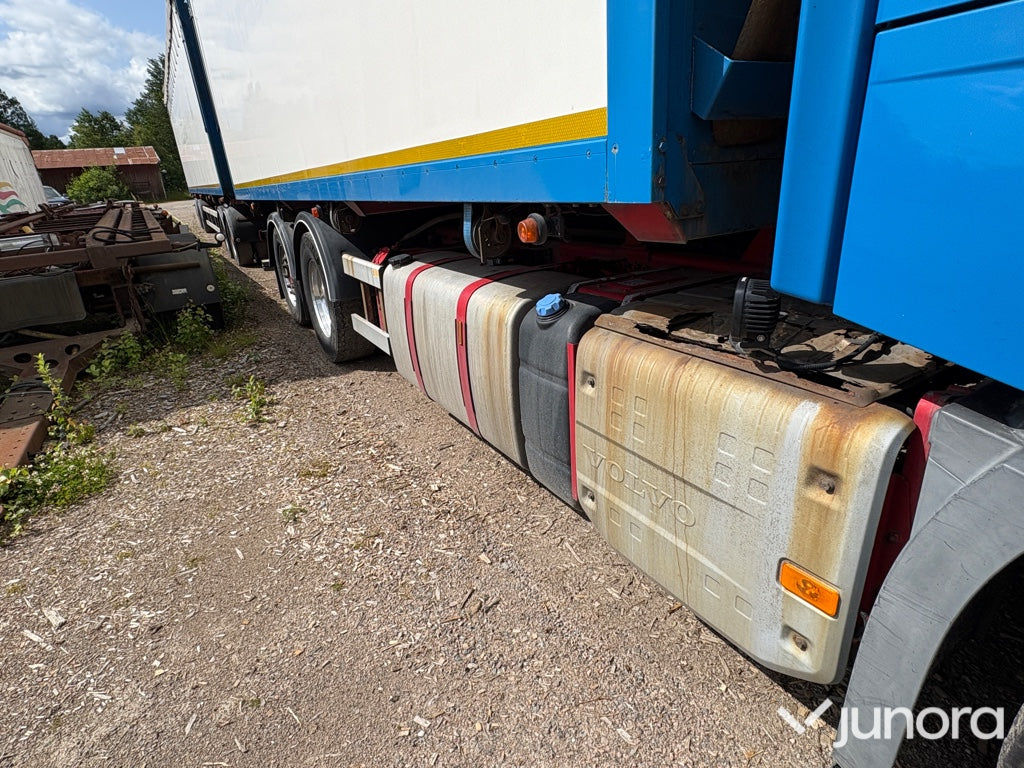 Volvo lastbil med släp