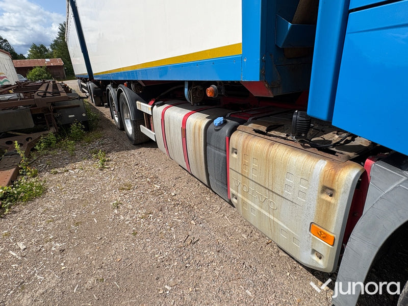 Volvo lastbil med släp