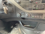 Volvo lastbil med släp