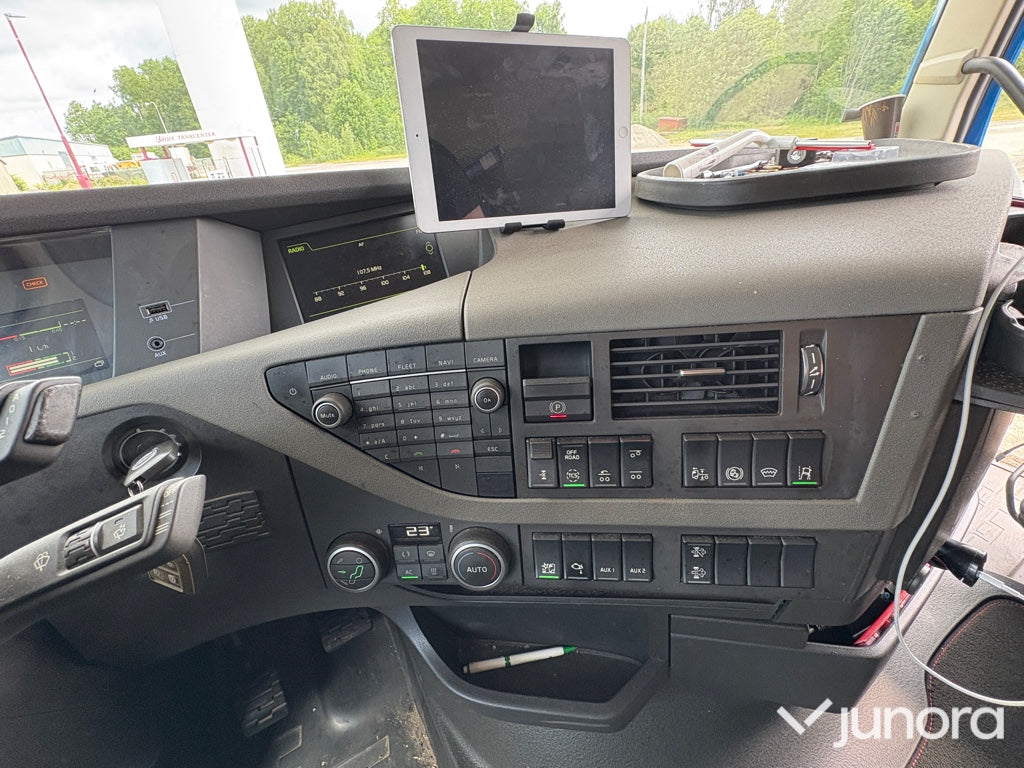 Volvo lastbil med släp