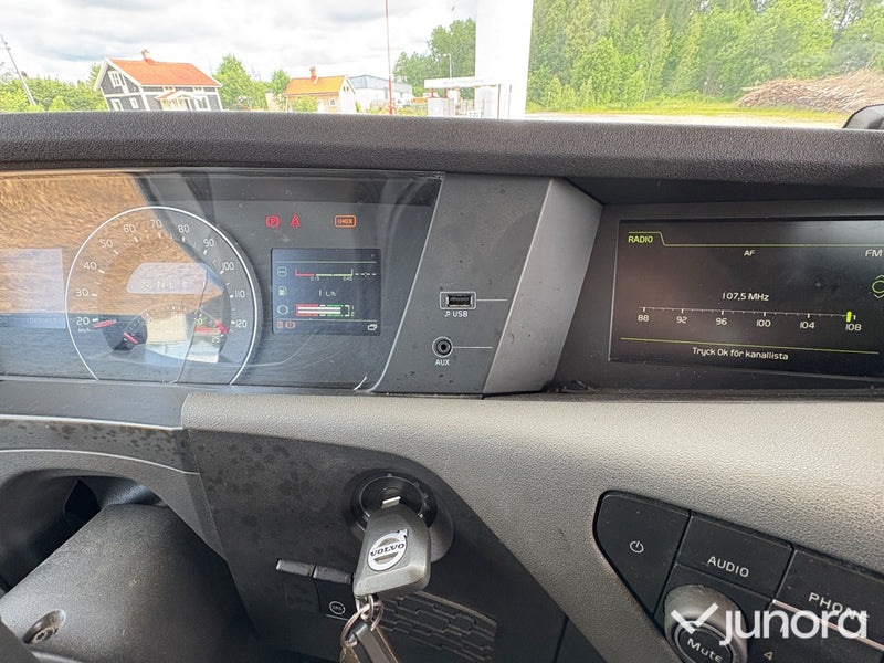 Volvo lastbil med släp