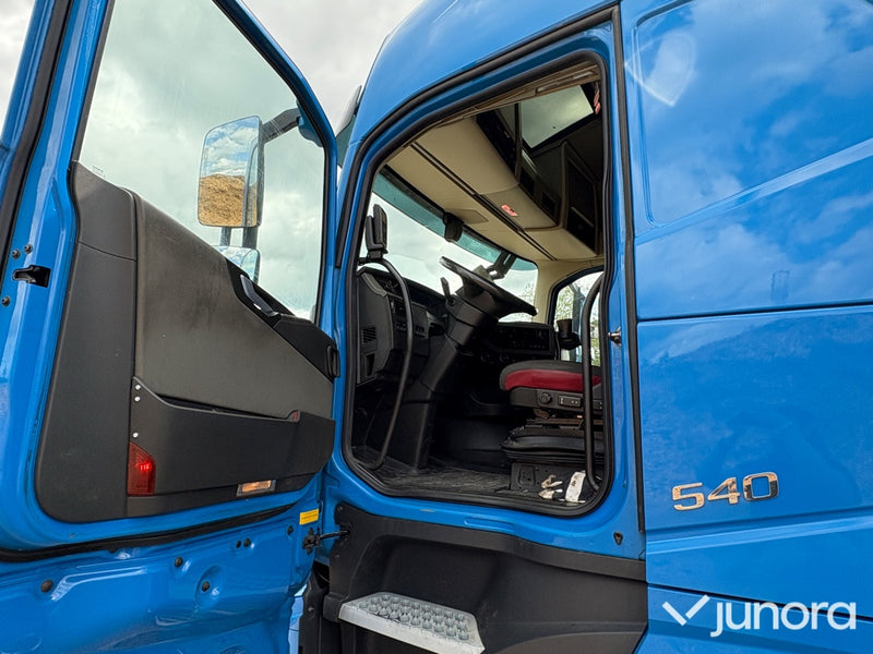 Volvo lastbil med släp