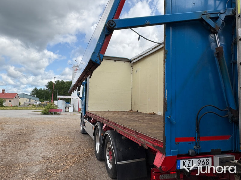 Volvo lastbil med släp