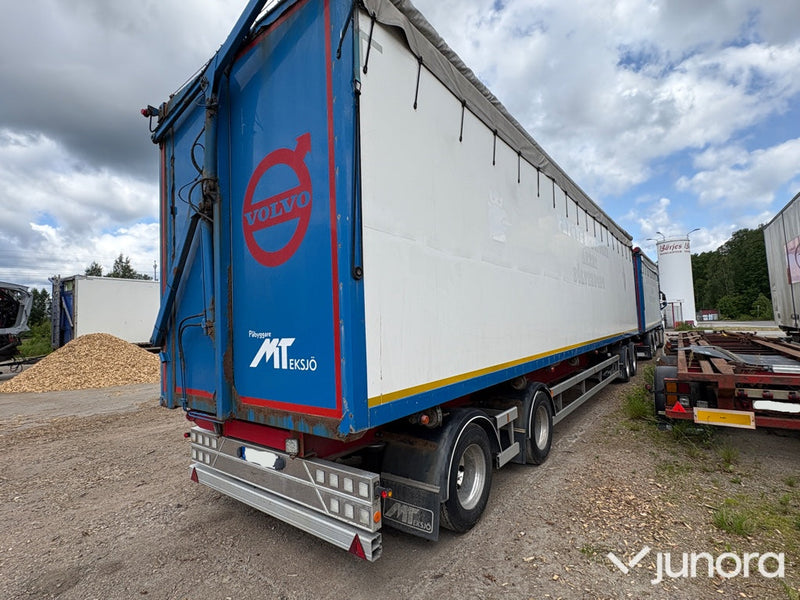 Volvo lastbil med släp