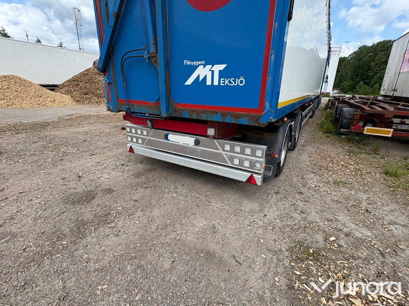 Volvo lastbil med släp