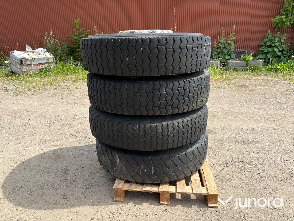 Lastvagnsdäck med fälg - 315/80 R22.5, 4 st