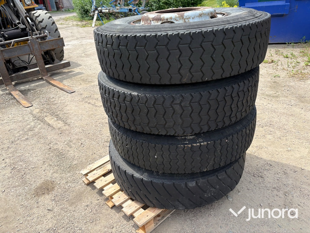 Lastvagnsdäck med fälg - 315/80 R22.5, 4 st