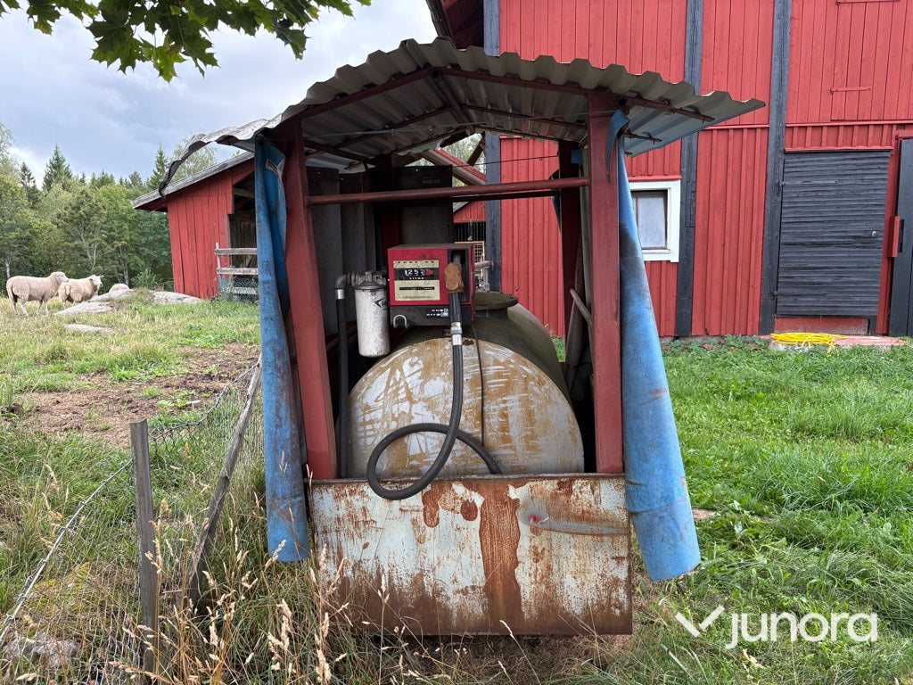 Dieseltank med pump och tankpistol