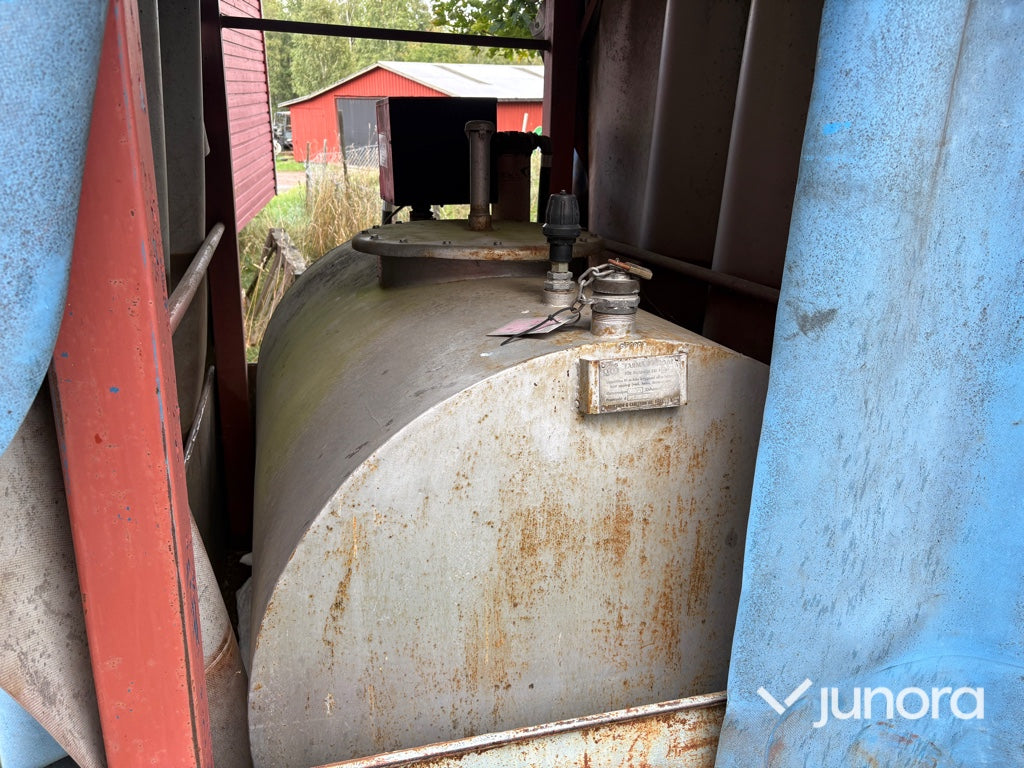 Dieseltank med pump och tankpistol