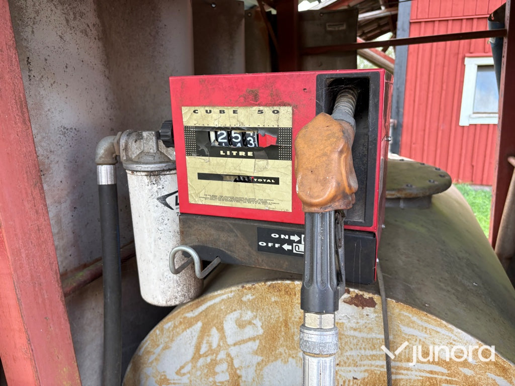 Dieseltank med pump och tankpistol