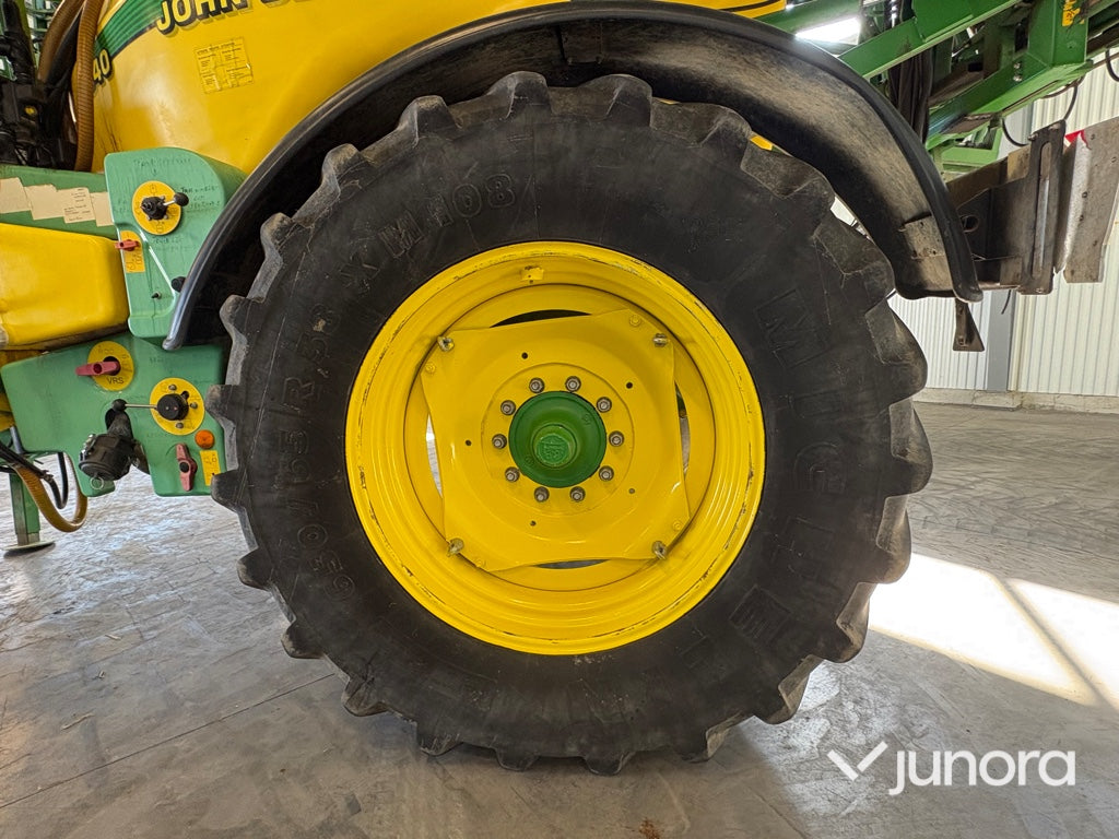 Bogserad växtskyddsspruta - John Deere, TRSP25