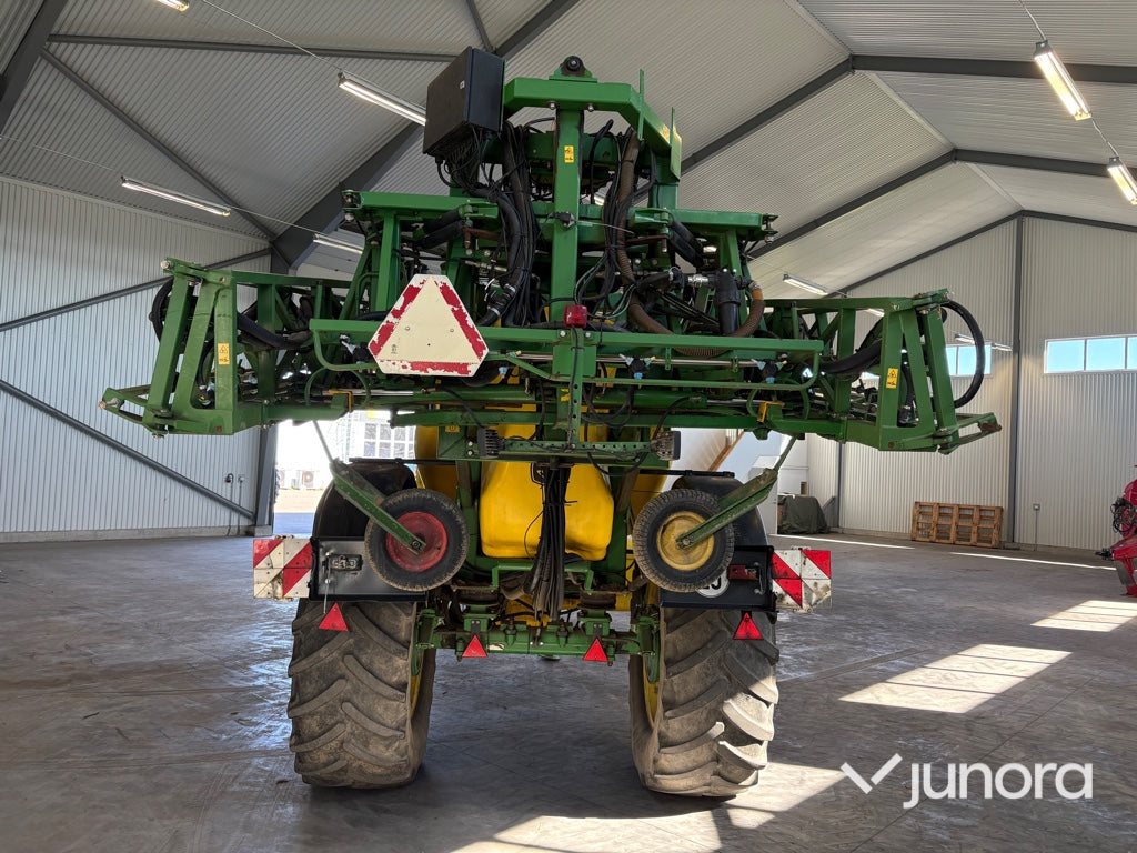 Bogserad växtskyddsspruta - John Deere, TRSP25