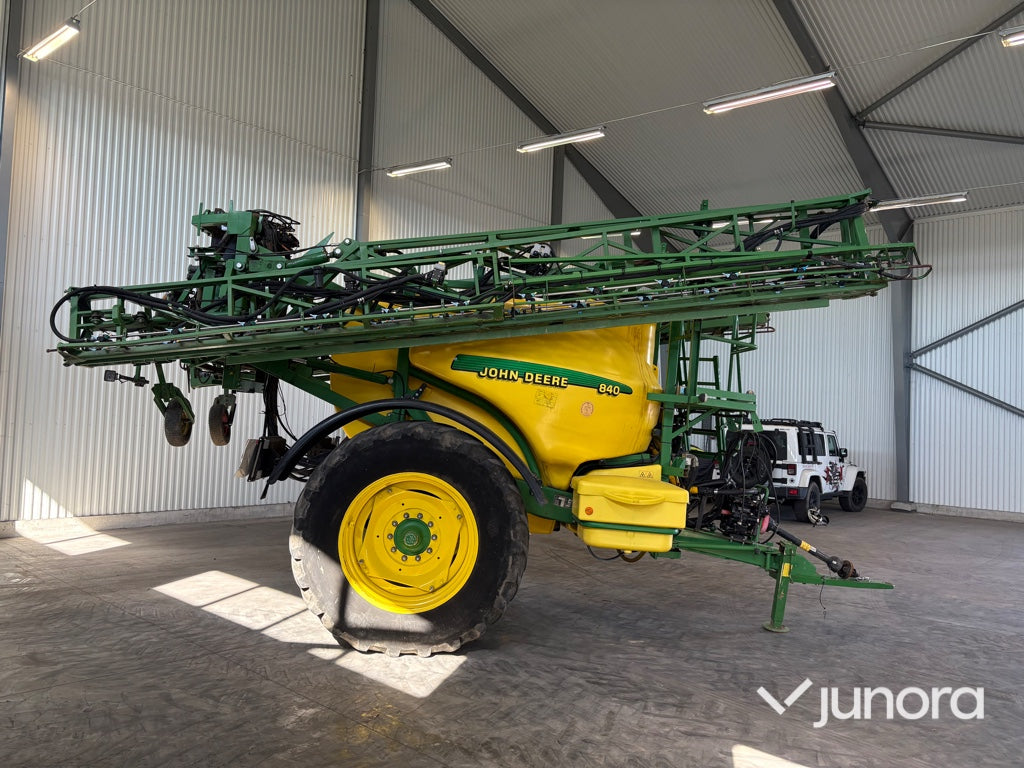 Bogserad växtskyddsspruta - John Deere, TRSP25