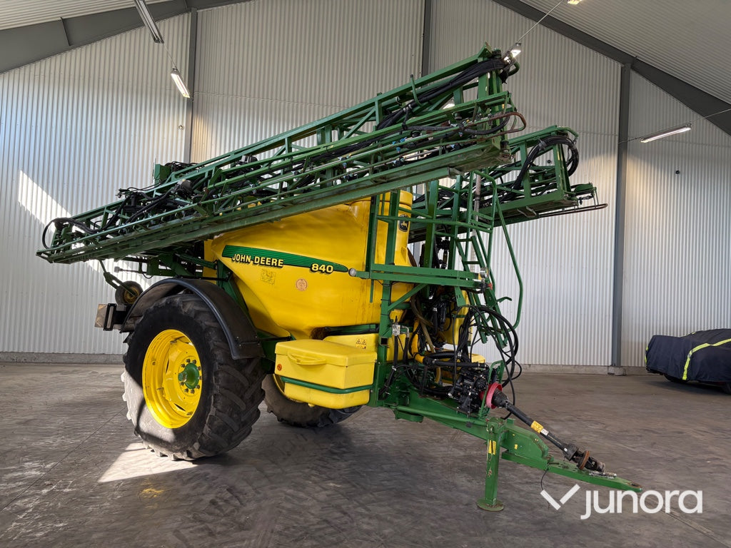 Bogserad växtskyddsspruta - John Deere, TRSP25