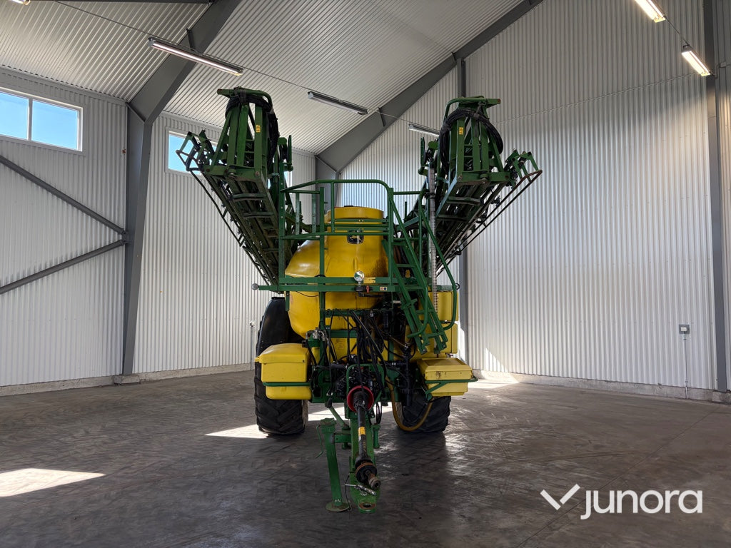 Bogserad växtskyddsspruta - John Deere, TRSP25