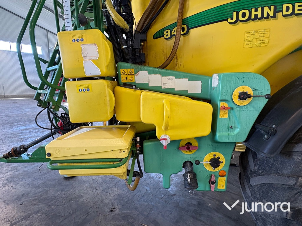 Bogserad växtskyddsspruta - John Deere, TRSP25