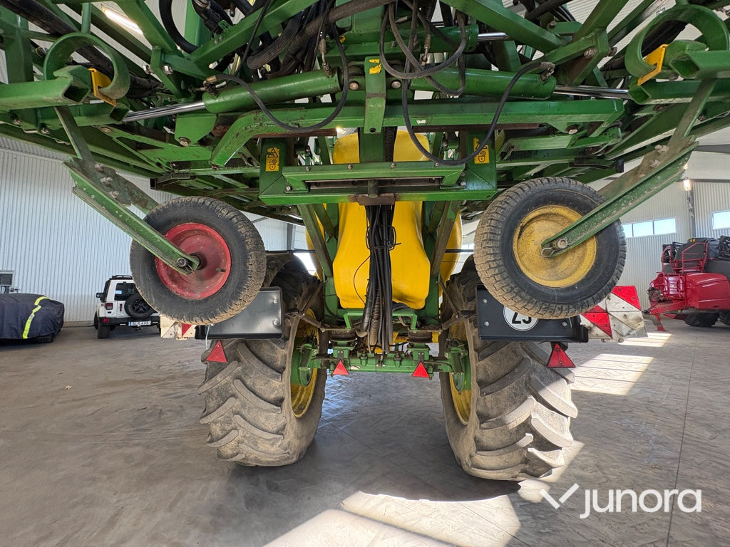 Bogserad växtskyddsspruta - John Deere, TRSP25
