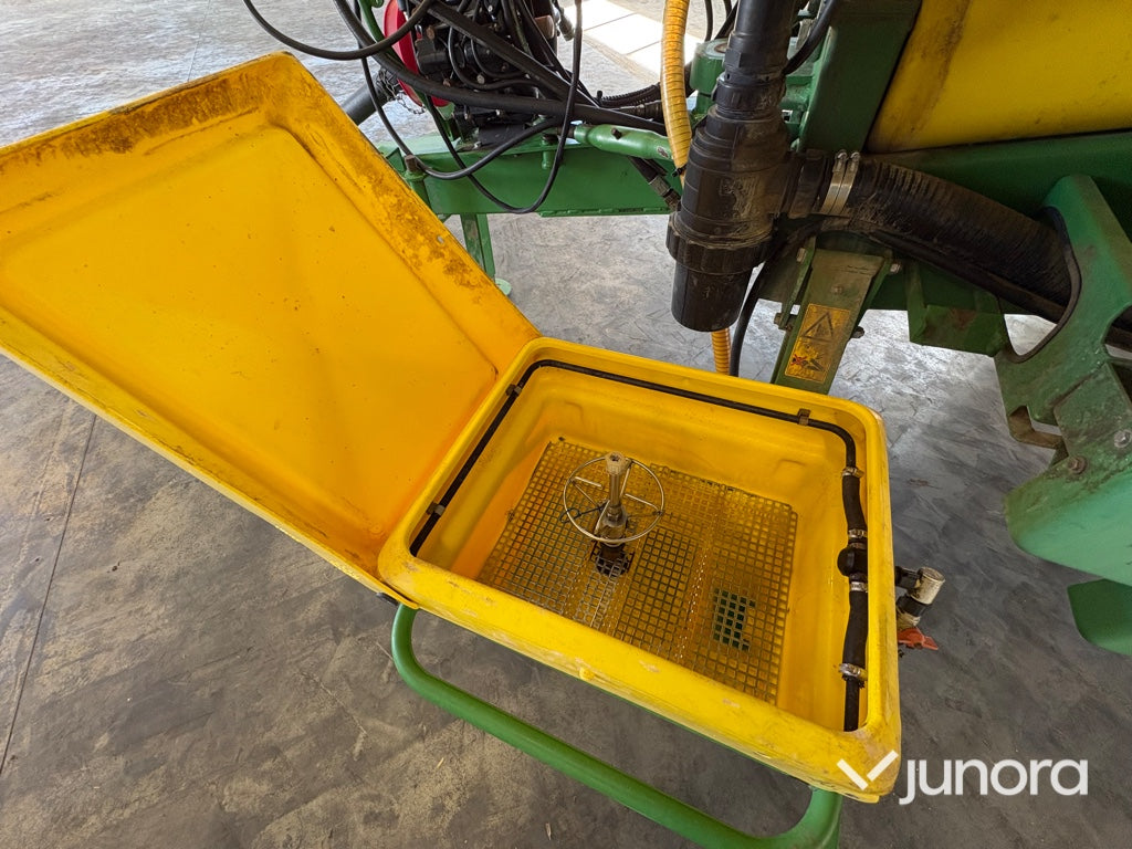 Bogserad växtskyddsspruta - John Deere, TRSP25