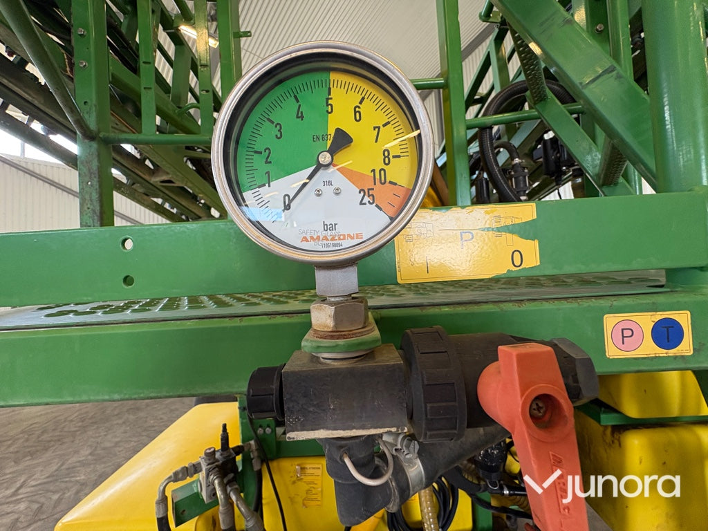 Bogserad växtskyddsspruta - John Deere, TRSP25