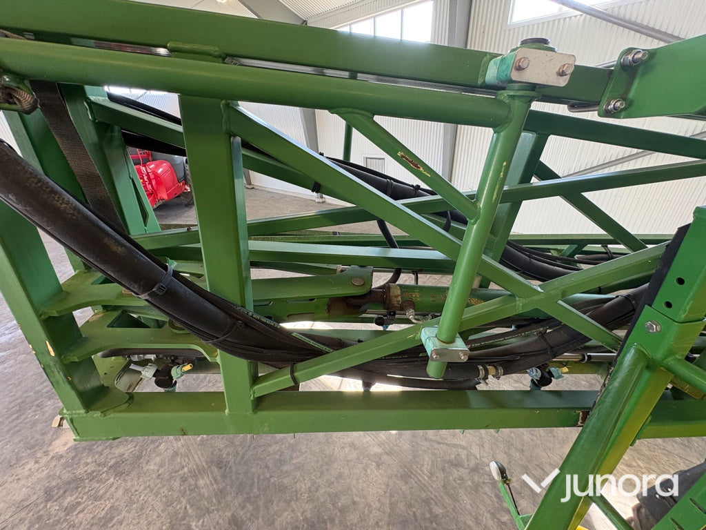 Bogserad växtskyddsspruta - John Deere, TRSP25