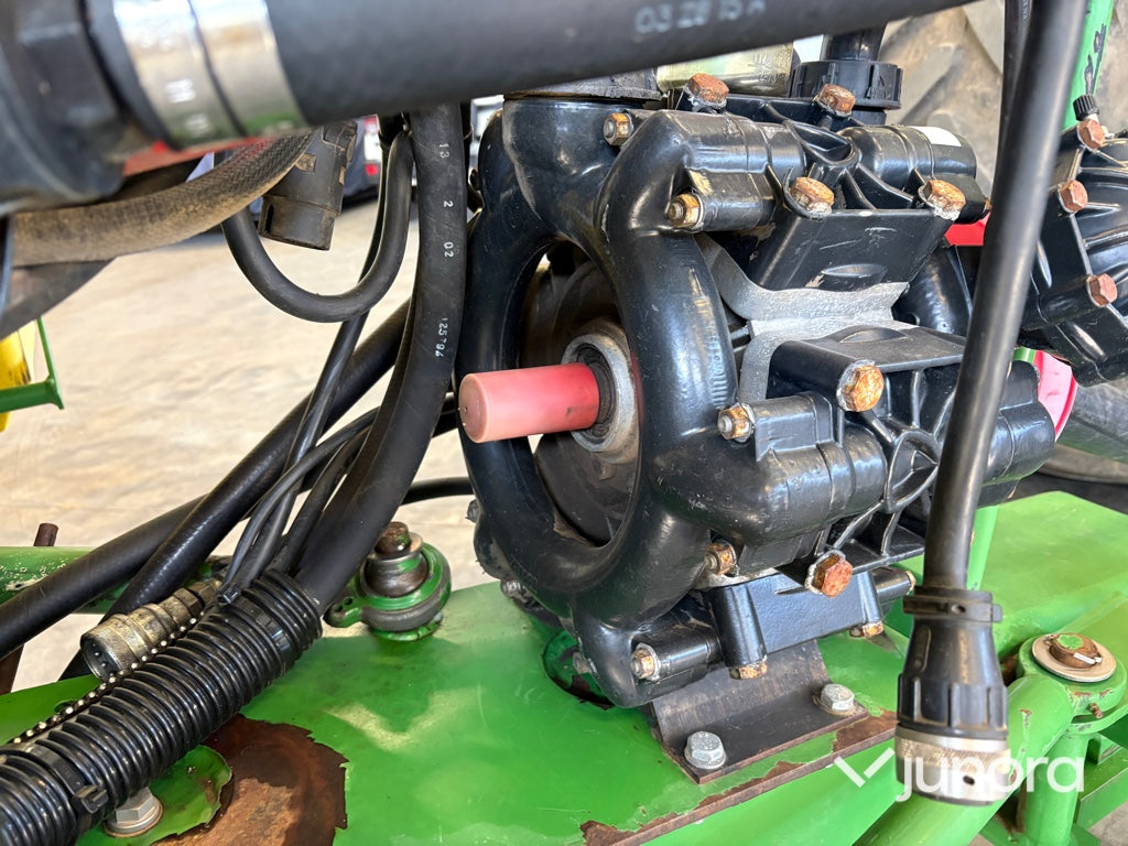 Bogserad växtskyddsspruta - John Deere, TRSP25