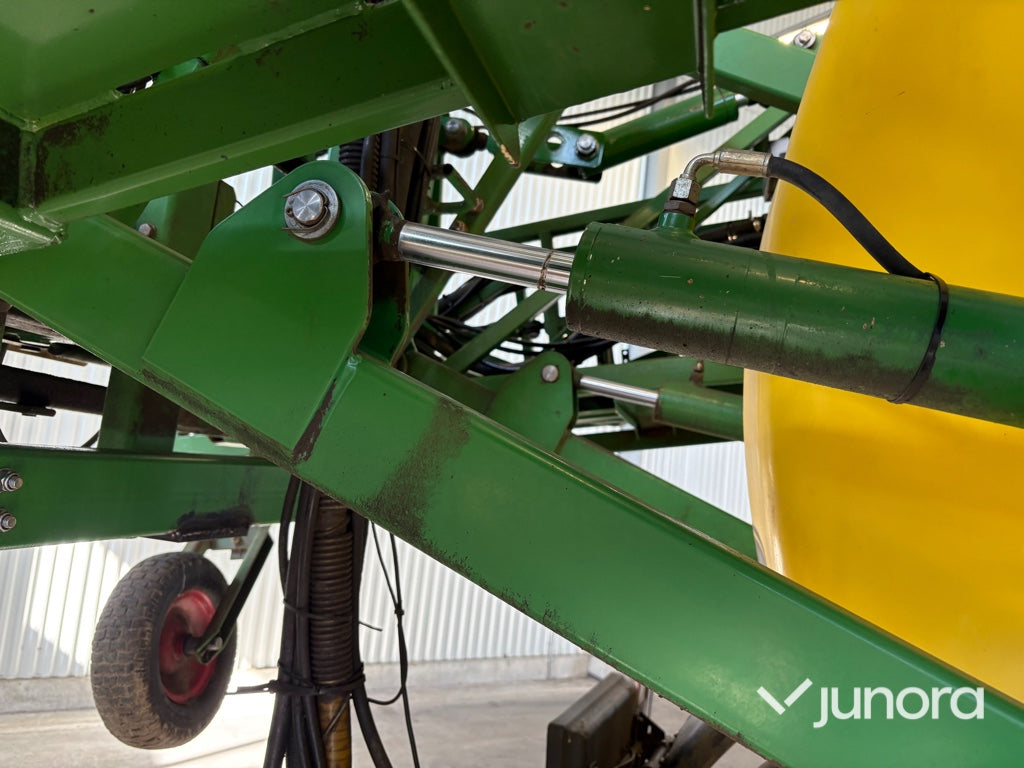 Bogserad växtskyddsspruta - John Deere, TRSP25