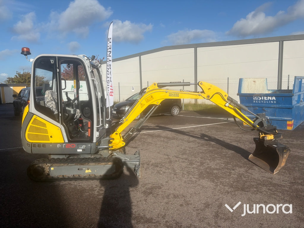 Minigrävare Wacker Neuson ET20 med Engcon Rototilt och 3 Skopor