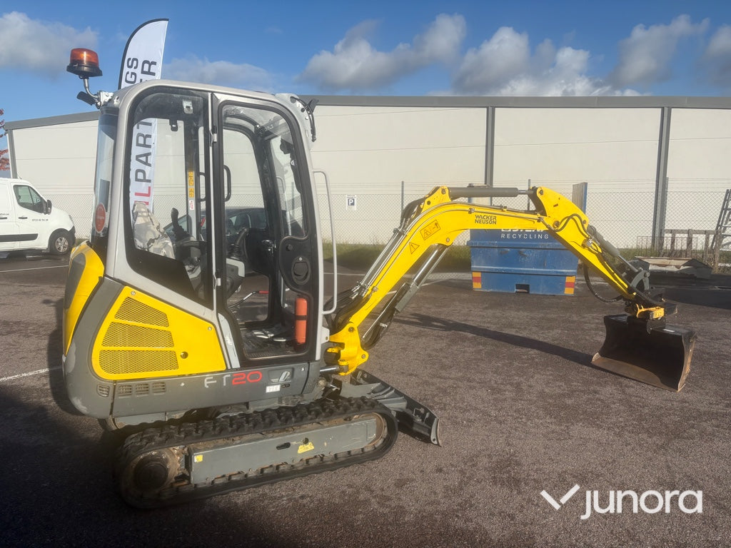 Minigrävare Wacker Neuson ET20 med Engcon Rototilt och 3 Skopor